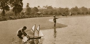 ケンジントンガーデンズのラウンドポンドで子供たちがモデルボートでレースをしている、1926年（セピア写真）